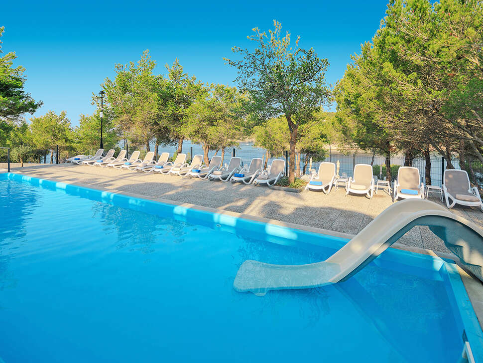 Een foto van het zwembad bij Gava Waterman Milna Resort