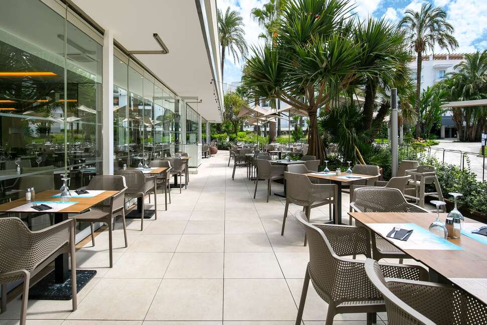 Een foto van het terras bij Sol Torremolinos Don Pablo
