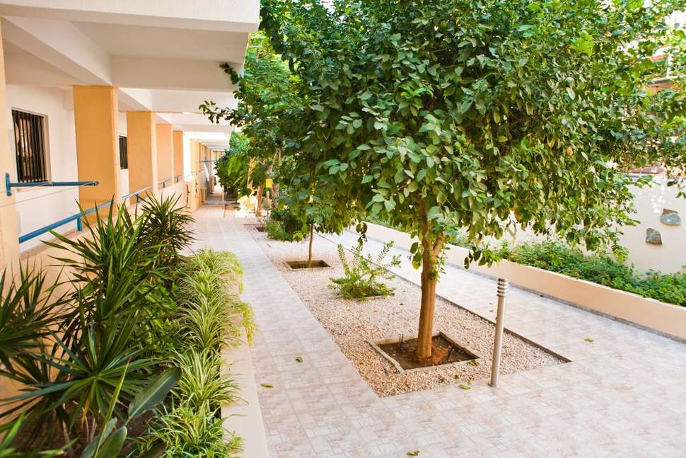 Ein Foto von der Außenansicht des Napa Prince Hotel Apartments