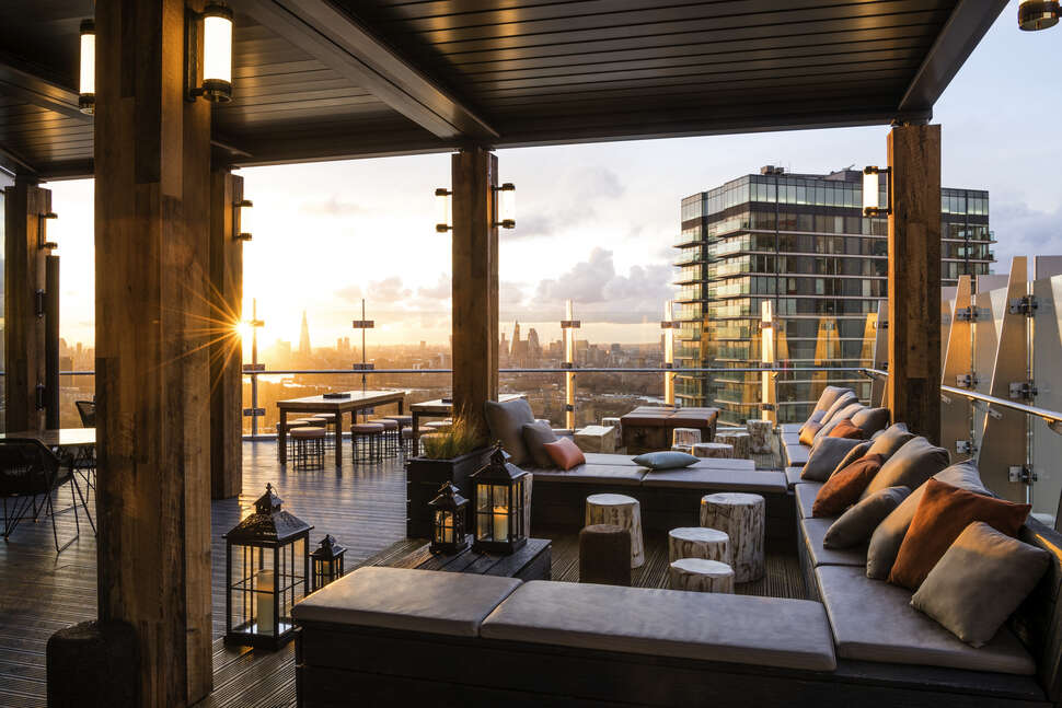 Een foto van het terras bij Novotel London Canary Wharf