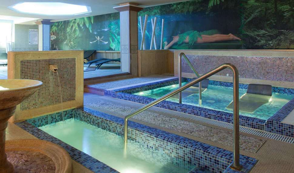 Een foto van het zwembad bij Hotel Lago Garden Suites & Spa