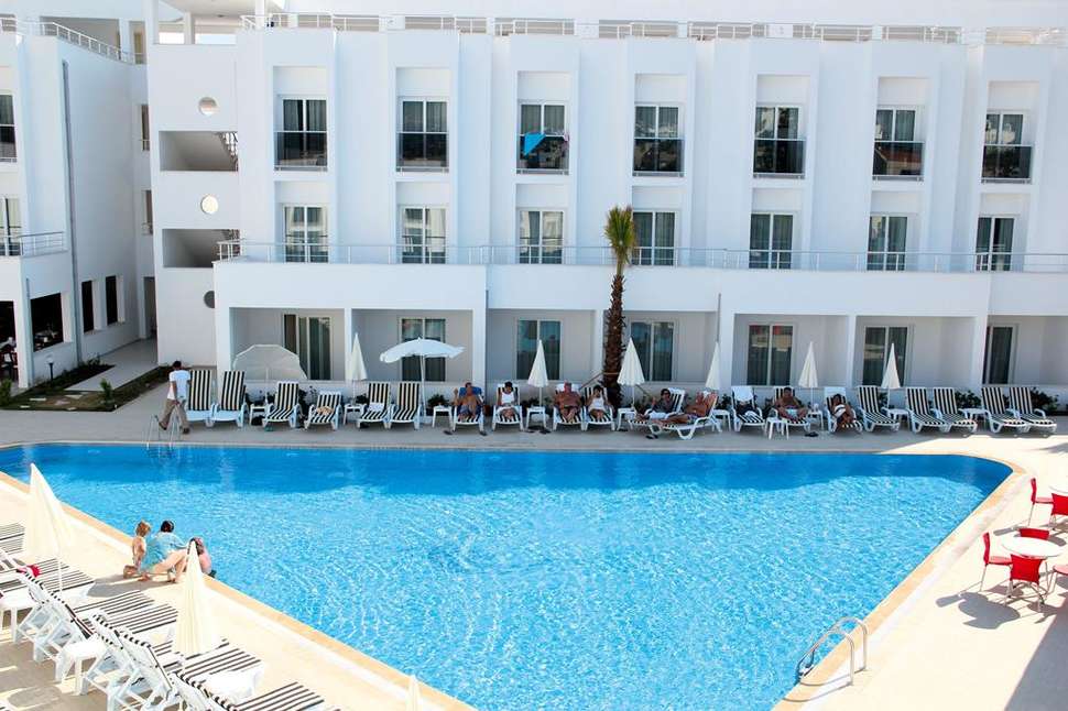 Een foto van het zwembad bij Club Shark Hotel