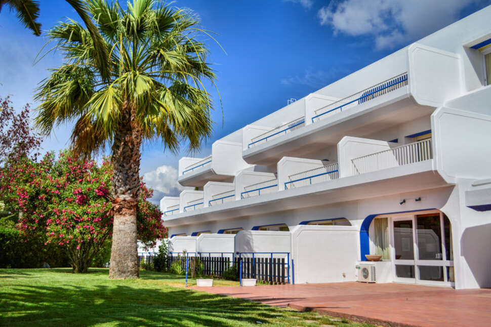 Een foto van de buitenkant van Carvoeiro Garden Hotel