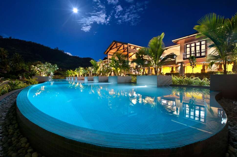 Een foto van het zwembad bij Kempinski Seychelles Resort