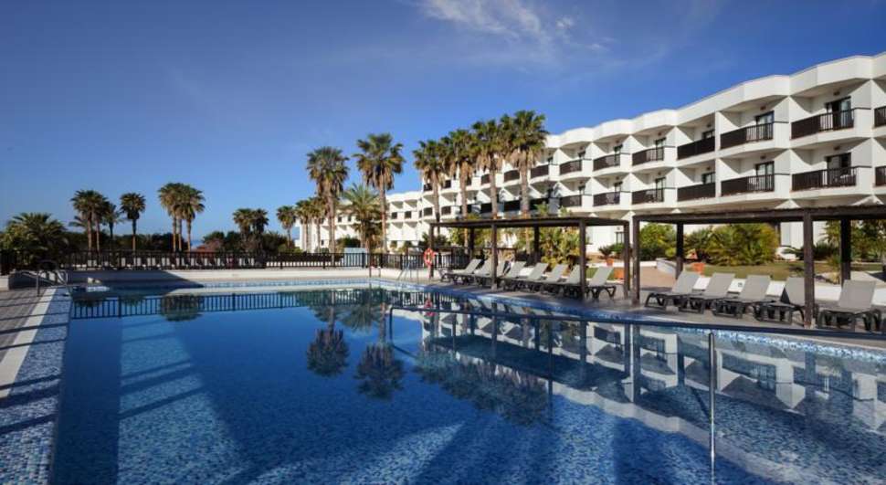 Een foto van het zwembad bij Barcelo Cabo de Gata