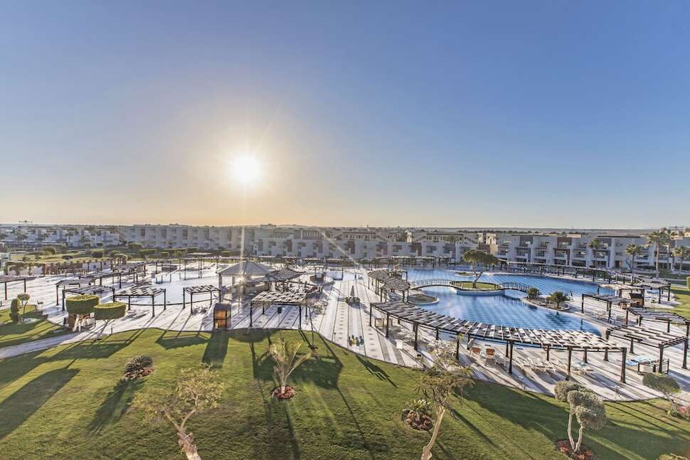 Een foto van het zwembad bij Sunrise Crystal Bay Resort