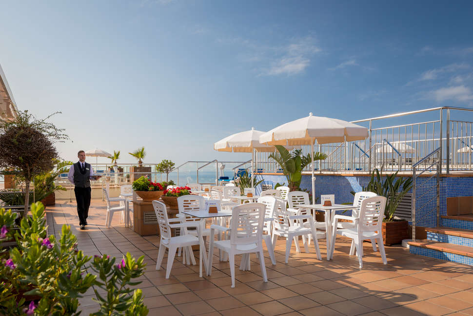 Een foto van het terras bij H-Top Pineda Palace