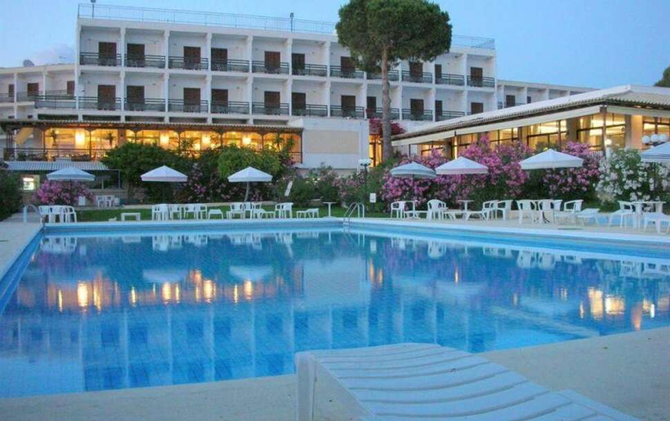 Ein Foto vom Pool im Irinna Hotel