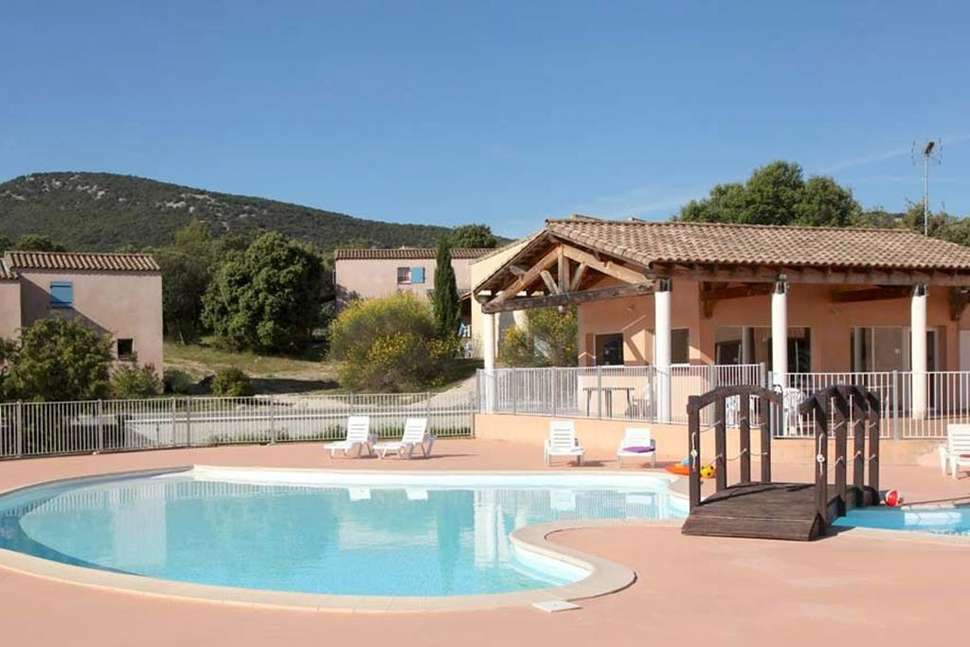 Een foto van het zwembad bij Les Portes des Cevennes