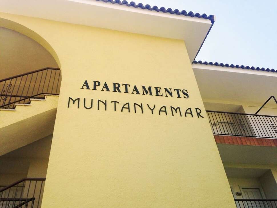 Een foto van de buitenkant van Appartementen AR Muntanya Mar