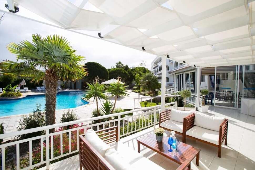 Een foto van het terras bij Happy Days Hotel Tholos