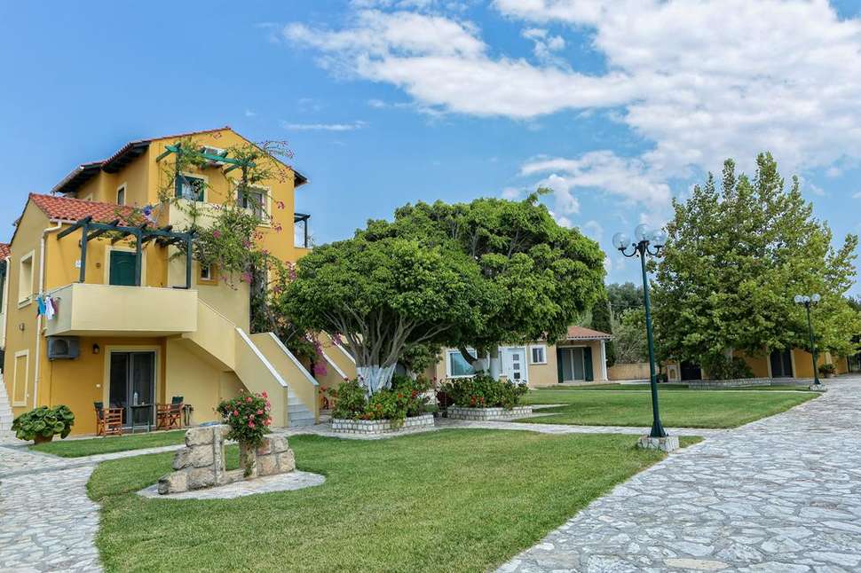 Een foto van de buitenkant van Sandy Beach Villas & Appartementen
