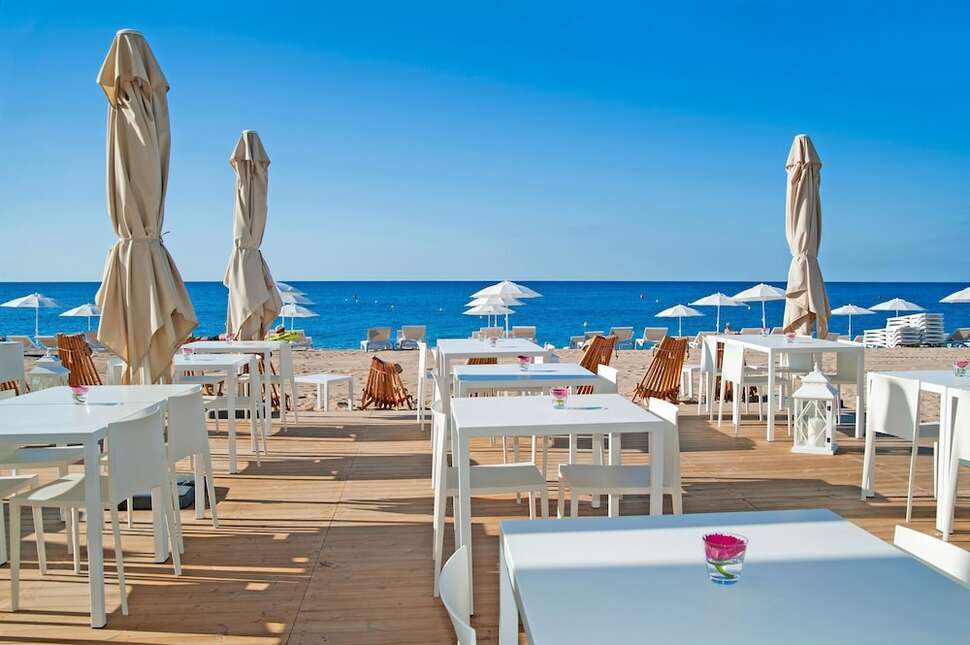 Een foto van het terras bij Hotel Bernat II