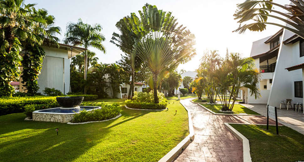 Een foto van de buitenkant van BlueBay Villas Doradas