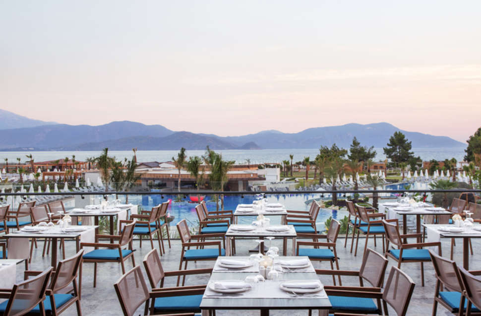 Een foto van het terras bij Akra Fethiye Tui Blue Sensatori