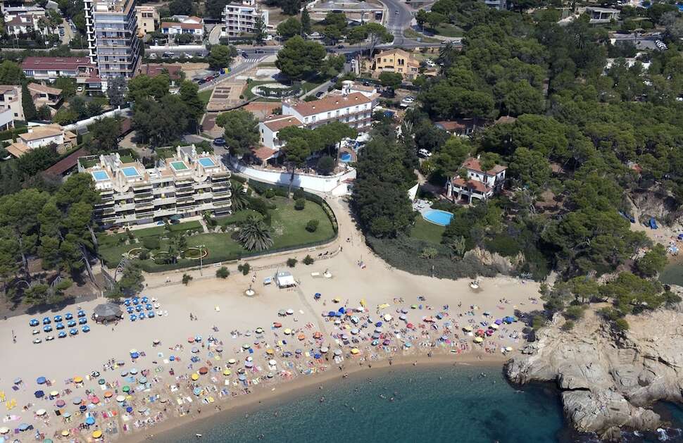 Een foto van het strand bij Hotel GHT Xaloc