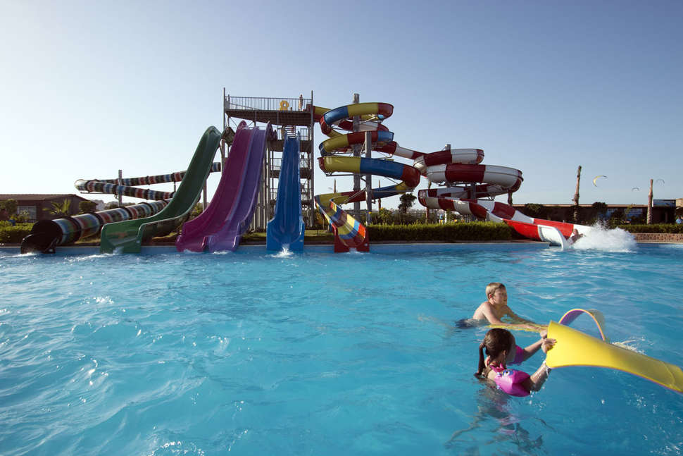 Een foto van het zwembad bij Sunrise Alora Aqua Park Resort