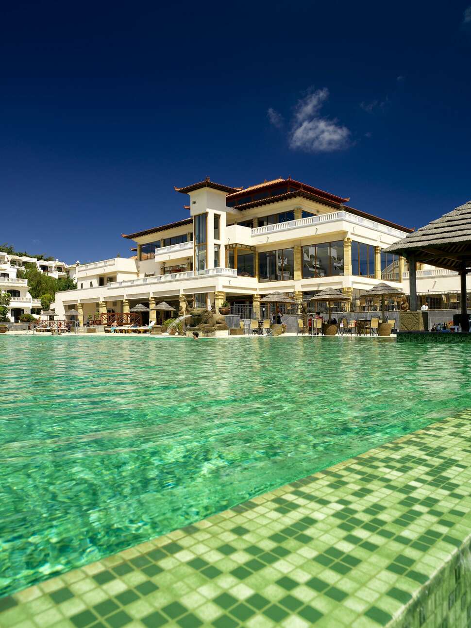 Een foto van het zwembad bij Regency Country Club Appartementen & Suites