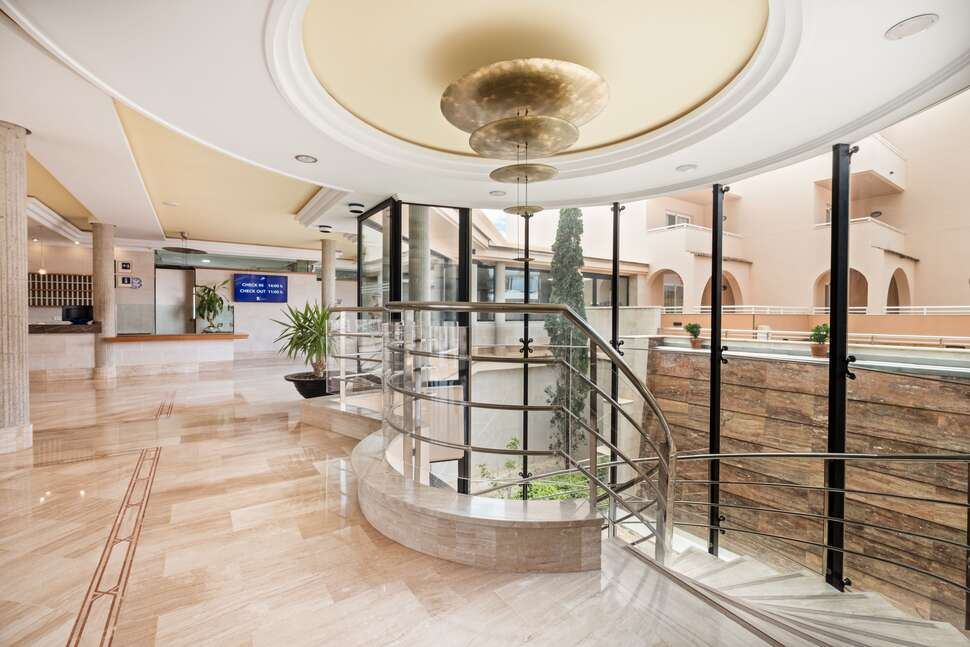 Een foto van het interieur van Rosamar Ibiza hotel