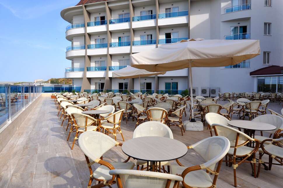 Een foto van het terras bij Ramada Resort By Wyndham Side