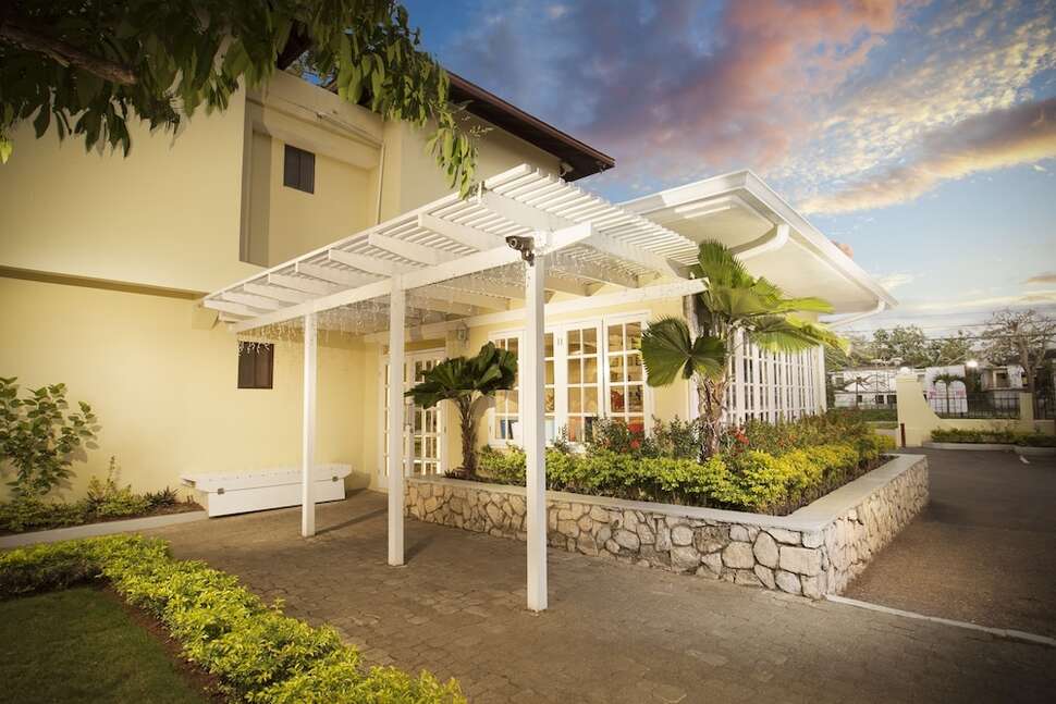 Een foto van de buitenkant van Rooms on the Beach Negril