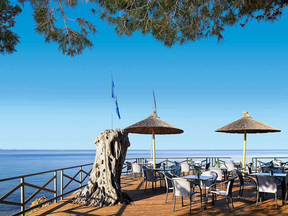Een foto van het terras bij Blue Dolphin Hotel