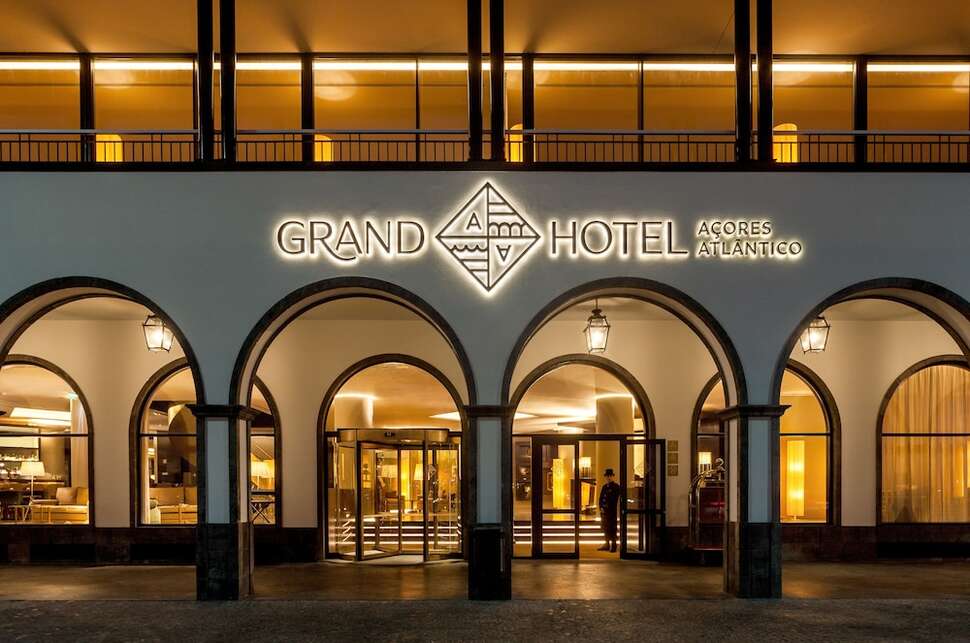 Ein Foto von der Außenansicht des Grand Hotel Acores Atlantico