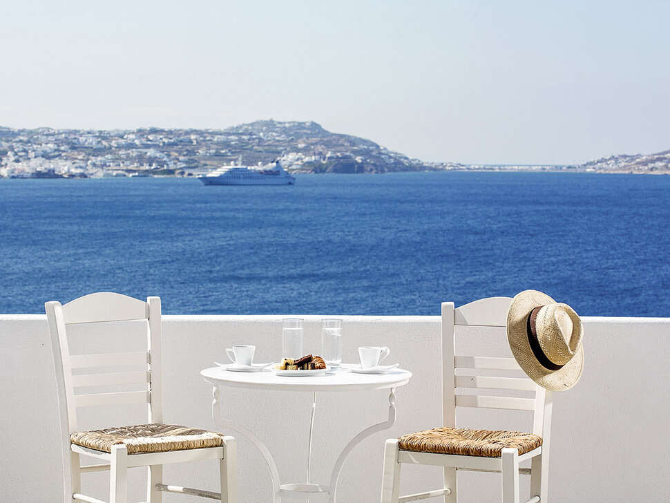 Een foto van het terras bij Mykonos Princess Hotel