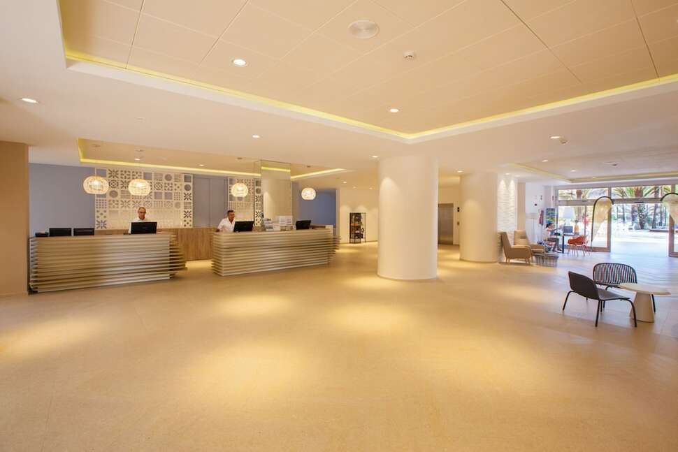 Een foto van het interieur van Abora Continental by Lopesan Hotels