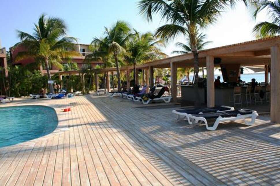 Een foto van het zwembad bij Eden Beach Resort