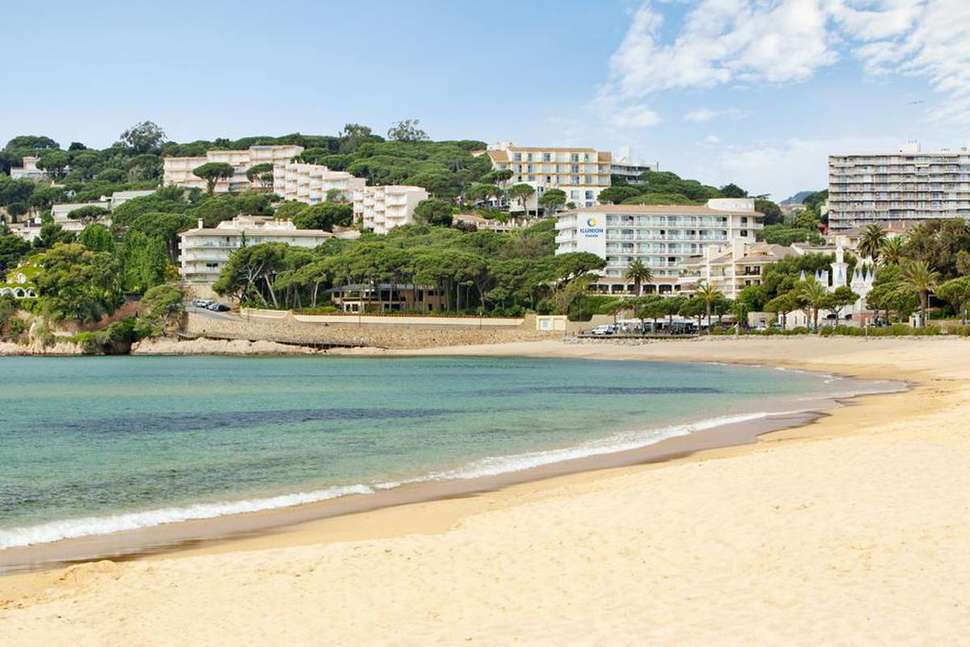 Een foto van het strand bij Hotel Ilunion Caleta Park