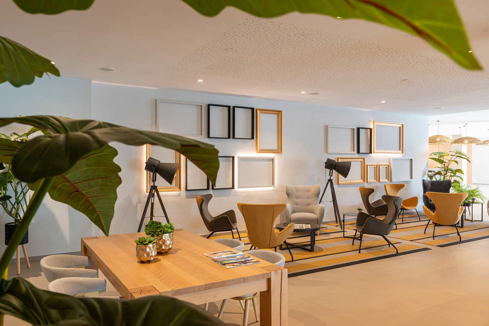 Een foto van het interieur van L'Azure Hotel