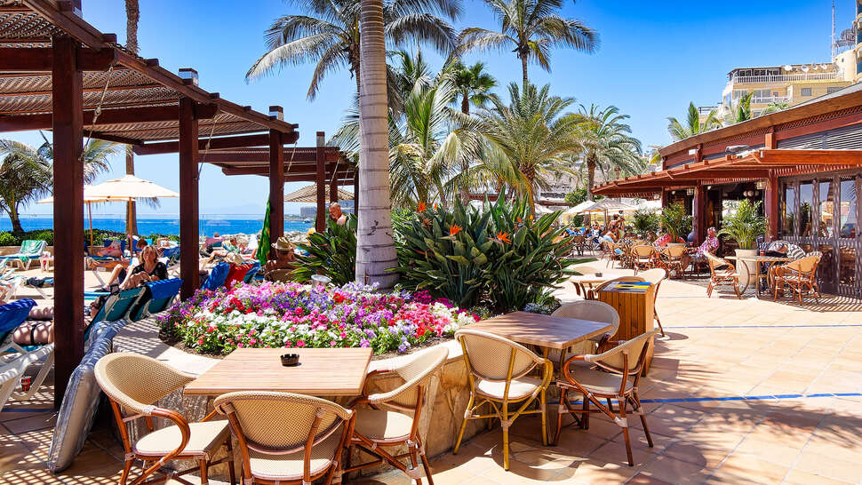 Een foto van het terras bij Bull Hotel Dorado Beach