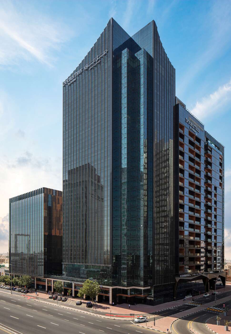 Ein Foto von der Außenansicht des DoubleTree by Hilton Dubai M Square Hotel & Residences