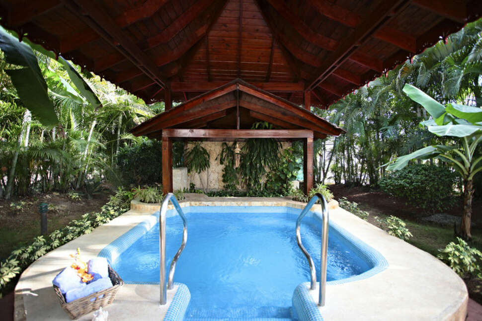 Een foto van het zwembad bij Luxury Bahia Principe Bouganville