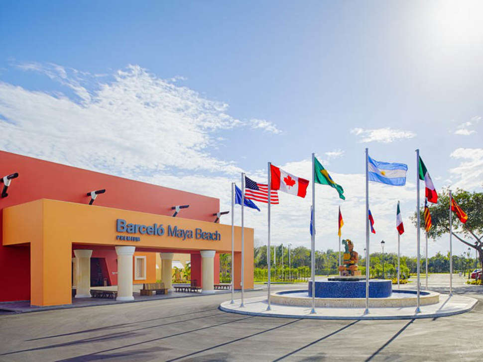 Ein Foto von der Außenansicht des Barcelo Maya Grand Resort