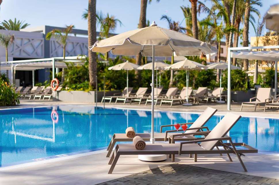 Een foto van het zwembad bij Riu Palace Palmeras
