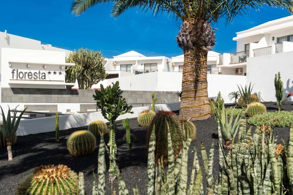 Een foto van de buitenkant van Floresta Aparthotel
