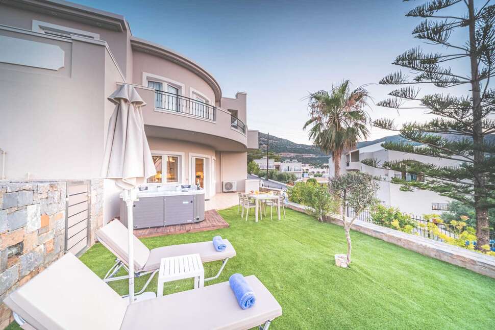Een foto van het terras bij Rainbow Appartementen