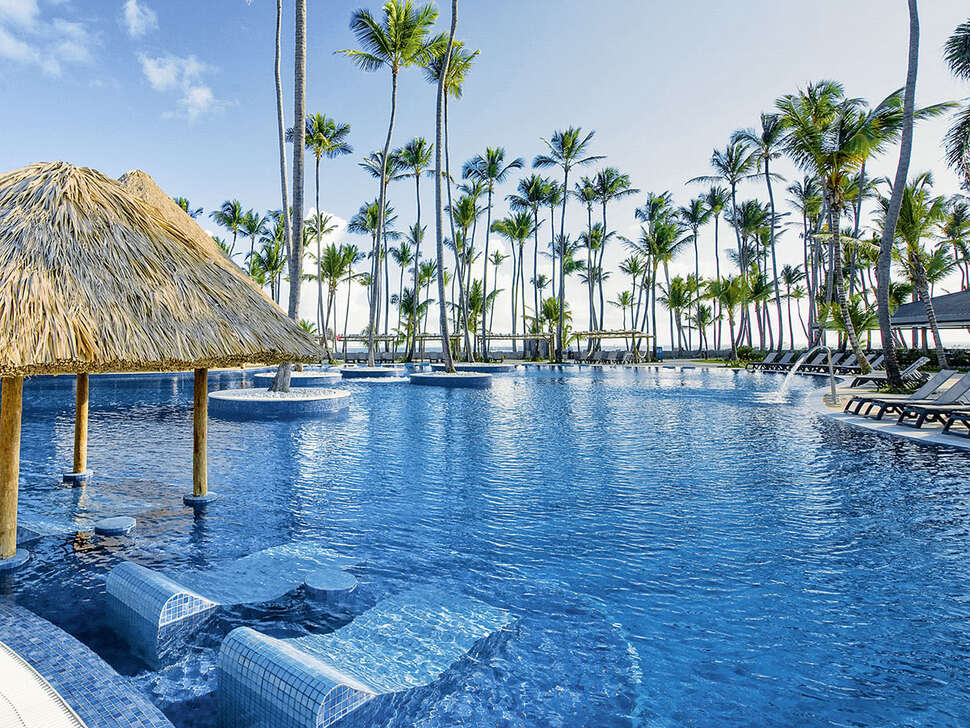 Een foto van het zwembad bij Barcelo Bavaro Beach
