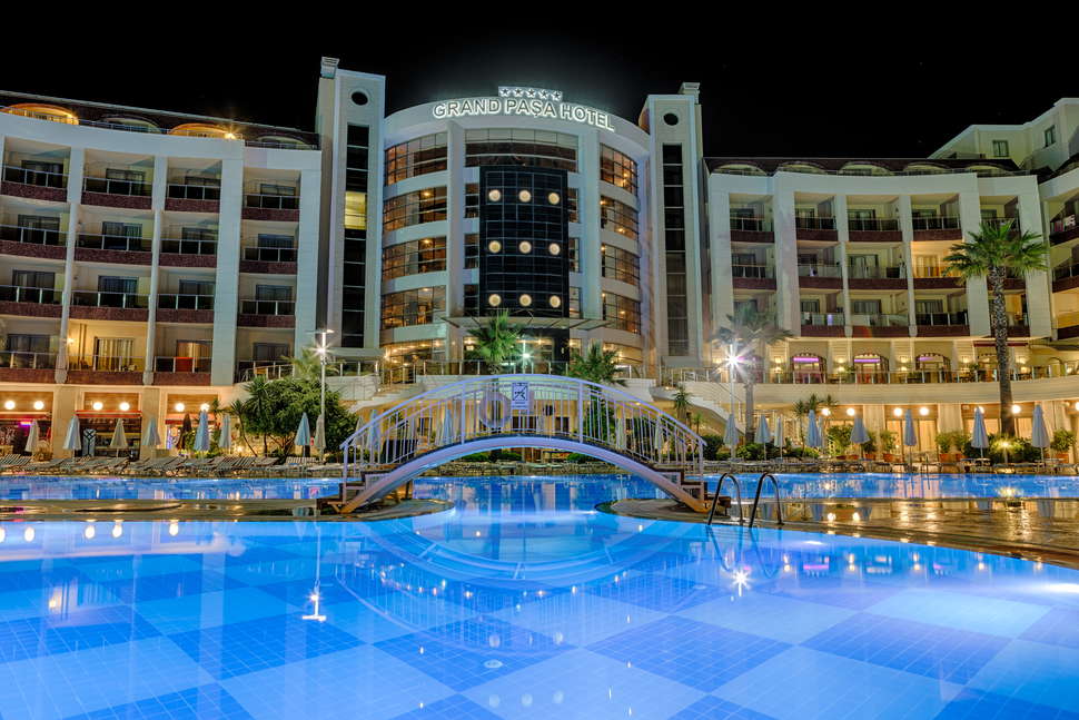 Een foto van het zwembad bij Grand Pasa Hotel