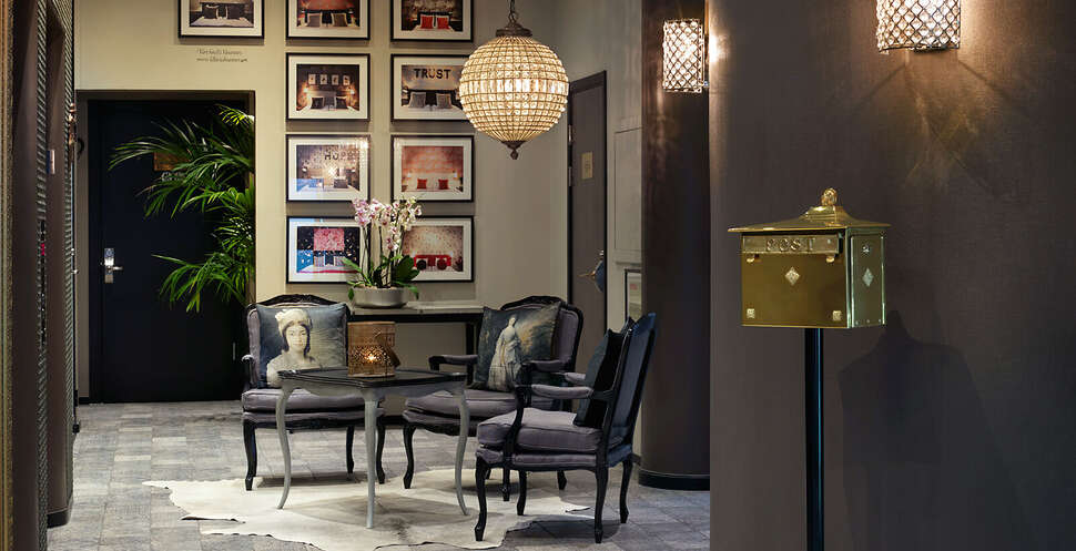 Een foto van het interieur van Freys Hotel