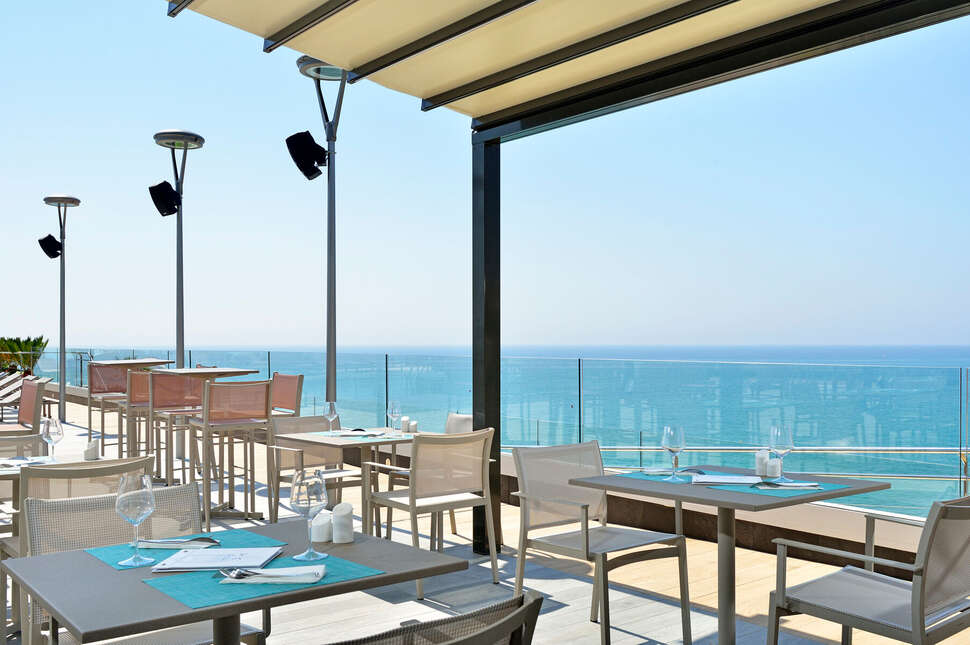 Een foto van het terras bij Melia Costa Del Sol