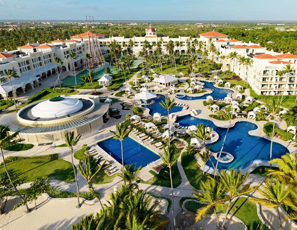 Ein Foto vom Pool im Joia Bavaro by Iberostar