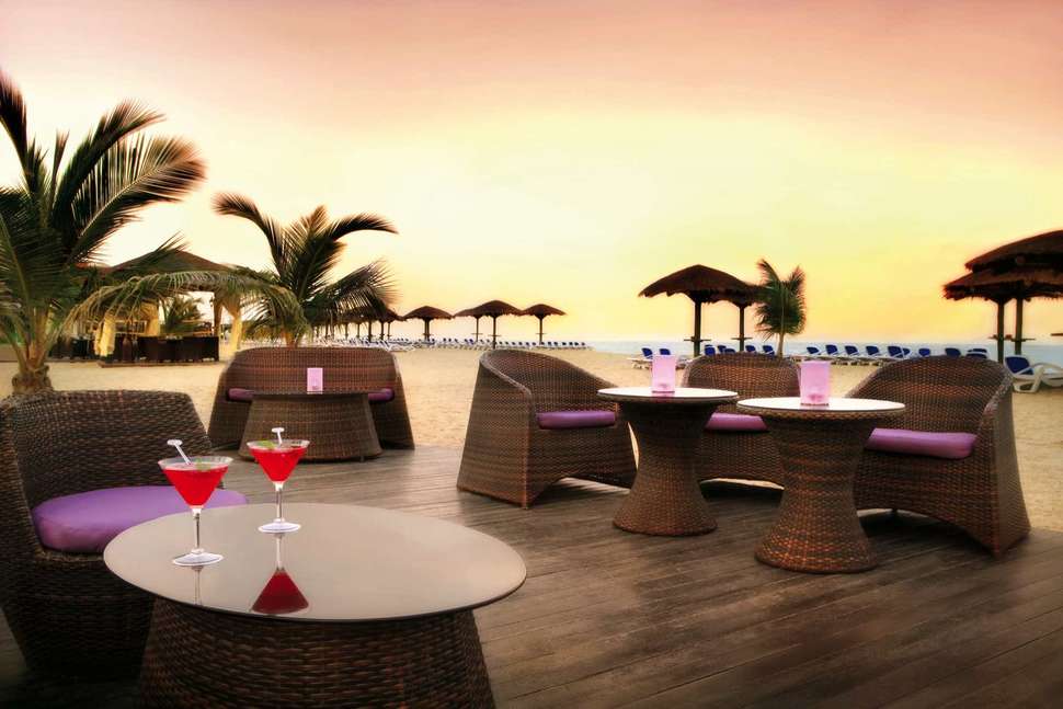 Een foto van het terras bij Fujairah Rotana Resort & Spa