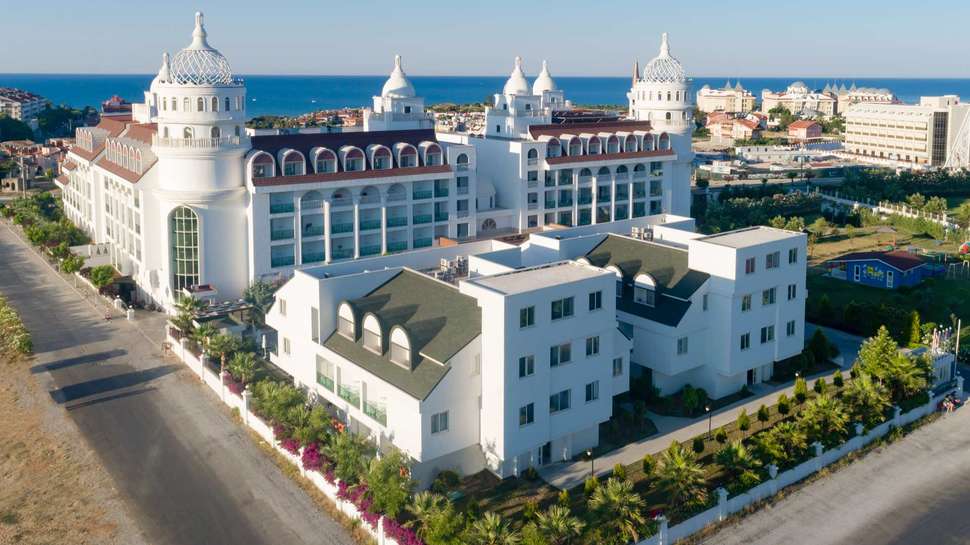 Een foto van de buitenkant van Hotel Side Crown Serenity