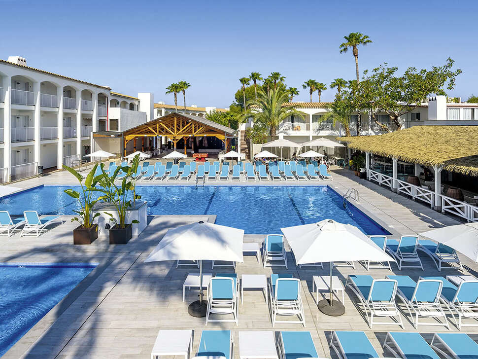 Een foto van het zwembad bij Hotel Vibra Cala Tarida