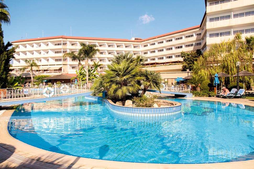 Een foto van het zwembad bij TUI Blue Atlantica Bay