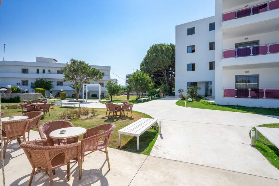 Een foto van het terras bij Stamos Hotel Faliraki