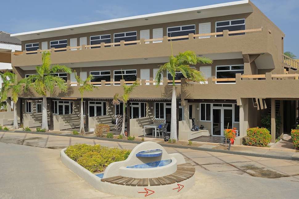 Een foto van de buitenkant van Eden Beach Resort